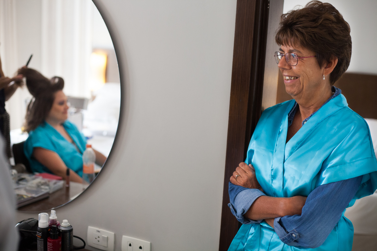 dia da noiva, madrinha conversando e refletindo no espelho