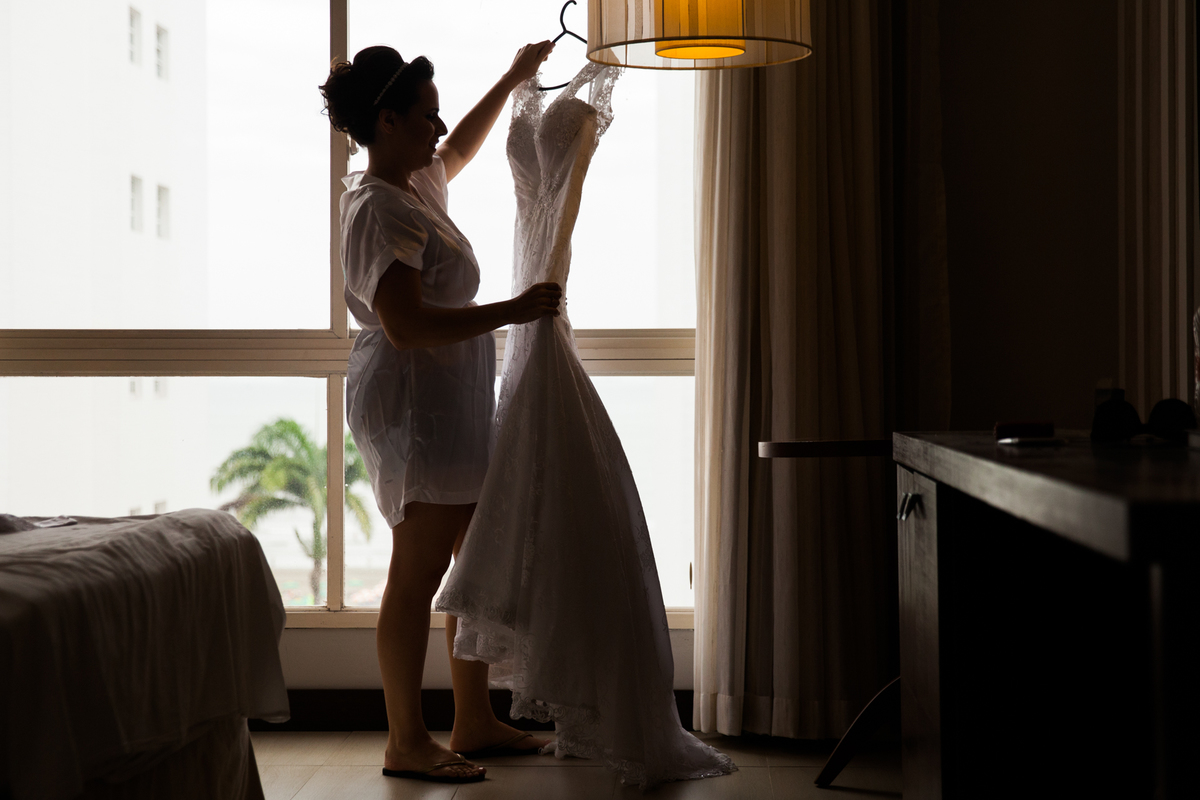 noiva segurando seu lindo vestido de noiva no making of 