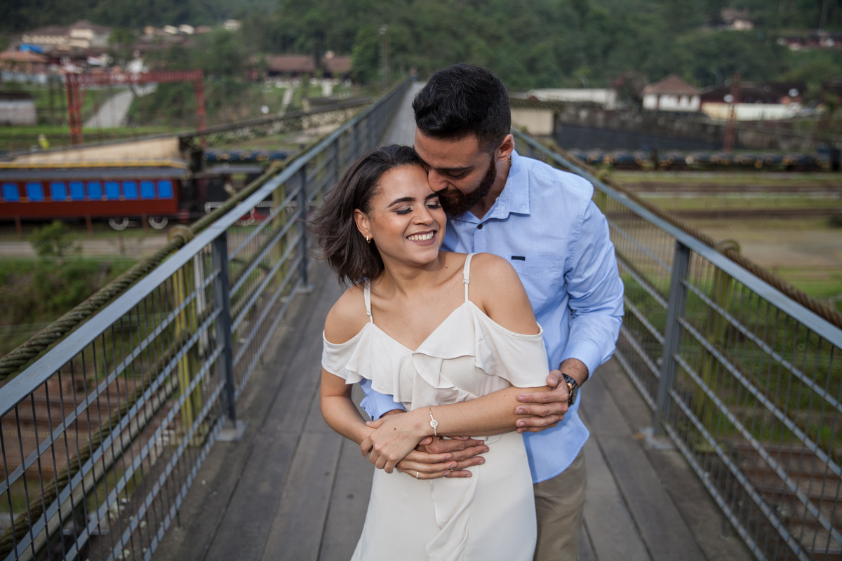 fotos de ensaio, pre wedding dos noivos em Paranapiacaba, noivo abracando a noiva, Paranapiacaba, São Paulo - Sp em cima da ponte