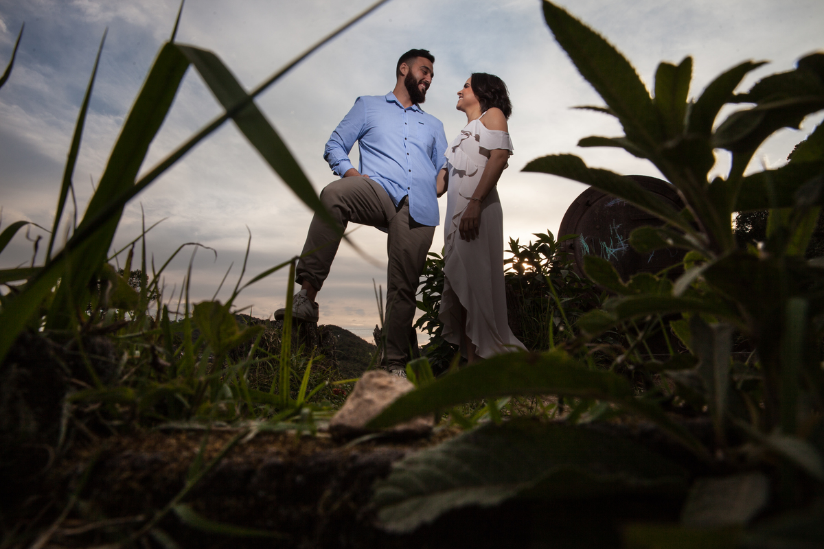 fotos de ensaio, pre wedding dos noivos em Paranapiacaba, noivo olhando para a noiva, Paranapiacaba, São Paulo - Sp 