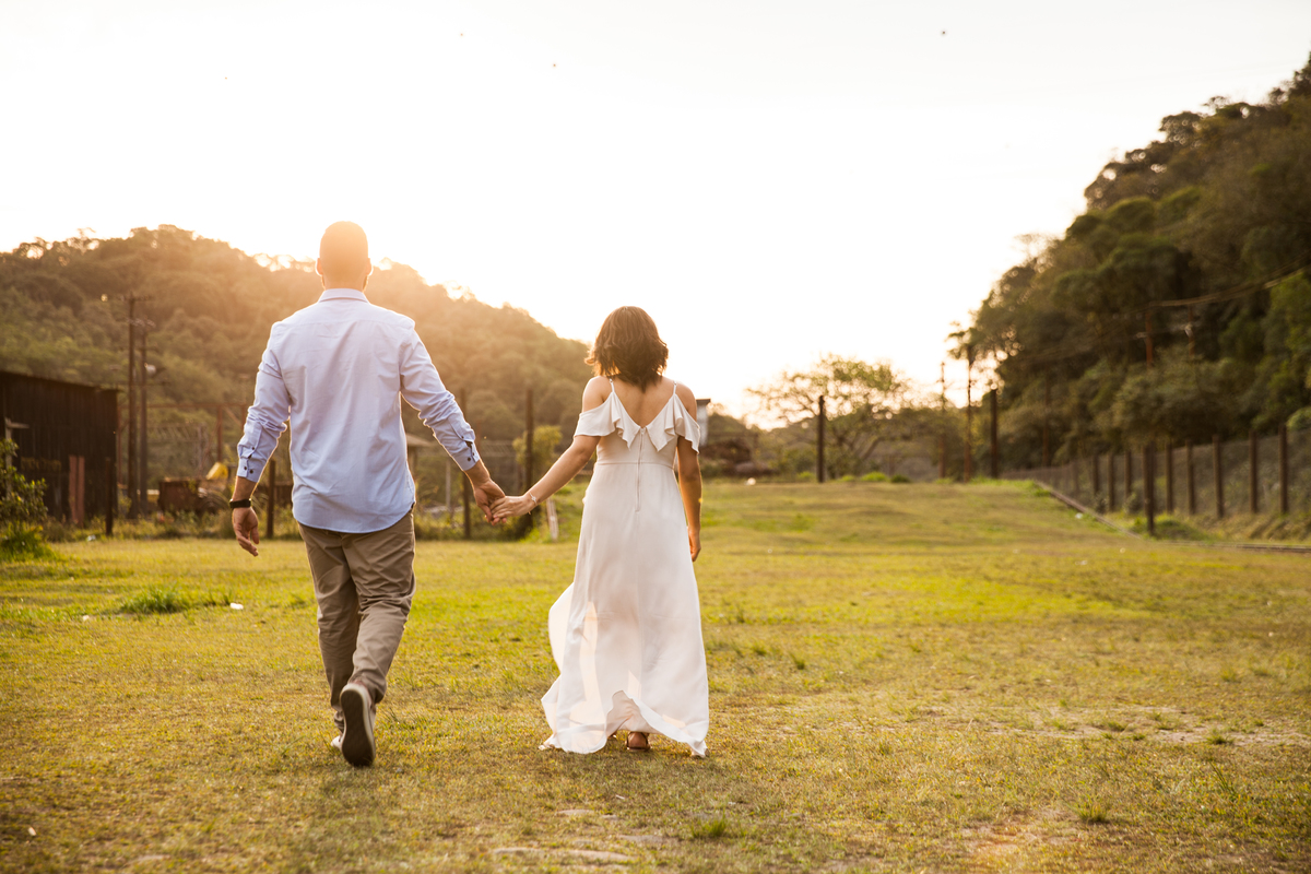 fotos de ensaio, pre wedding dos noivos em Paranapiacaba, noivos caminhando juntos, Paranapiacaba, São Paulo - Sp 