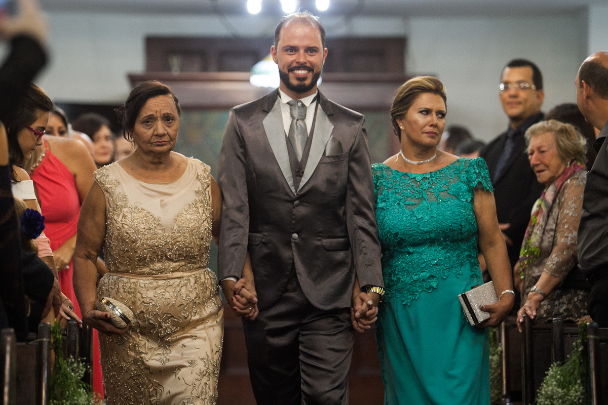 noivo entra na igreja com sua mae biológica e mãe adotiva