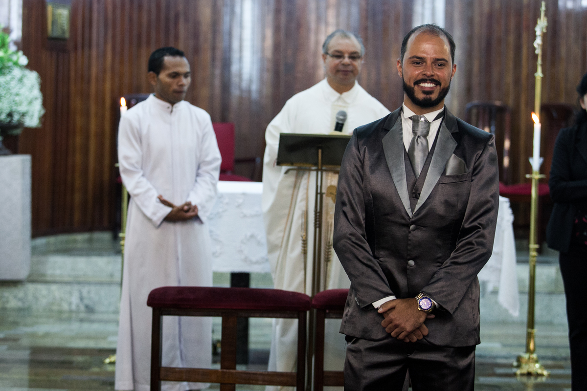 noivo na igreja Nossa Senhora dos Navegantes em Santos SP aguardando a noiva