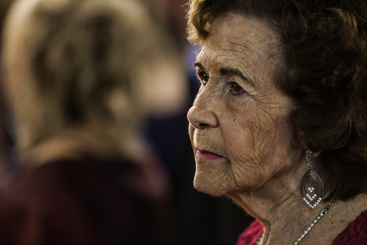 vo da noiva atenta a entrada da noiva no altar