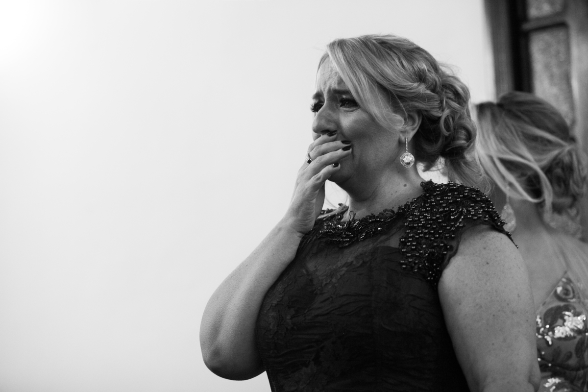 mae da noiva emocionada ao ver flha entrar no altar