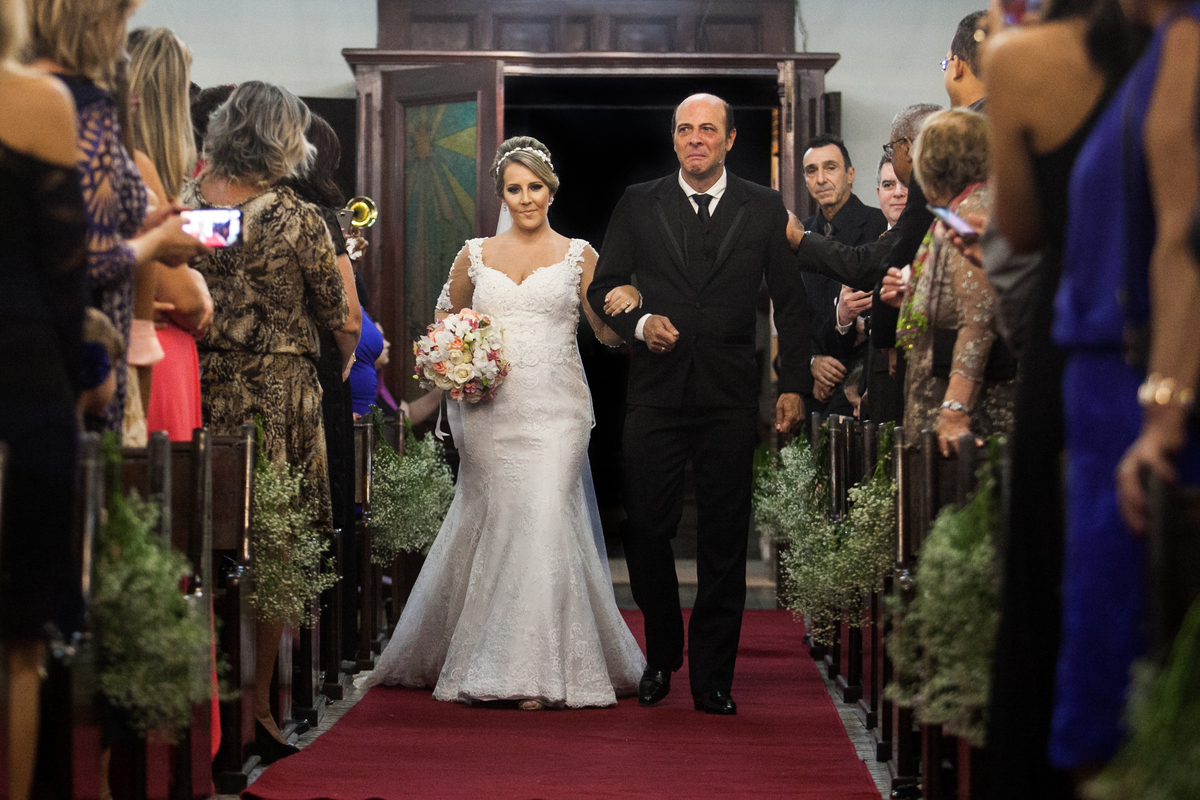 noiva entrando na igreja com o pai para casar