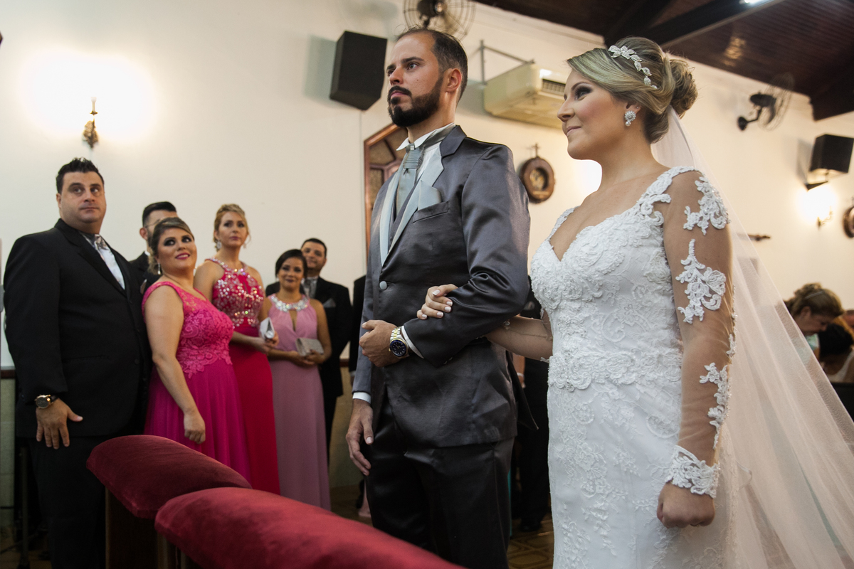 Noivos no altar na cerimonia de casamento