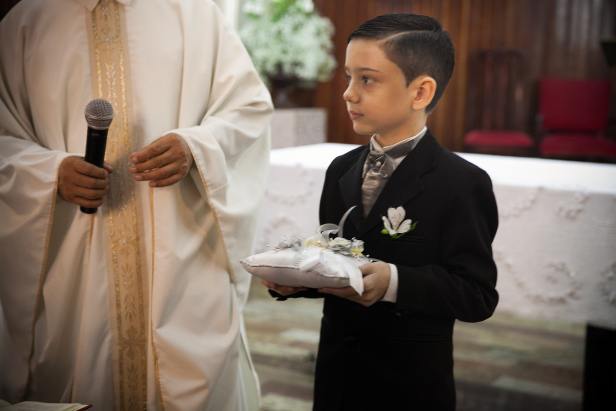 pagem com as aliancas de casamento, na igreja nossa senhora dos navegantes em santos, sao paulo - sp