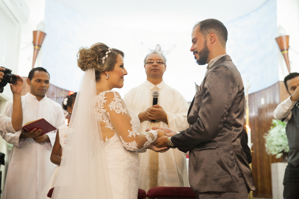 momento da troca das alianças entre os noivos no altar