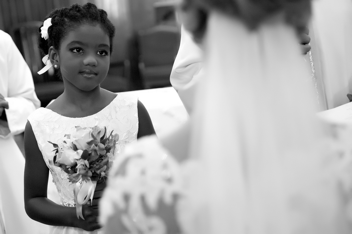 olhar da daminha para a noiva no dia do casamento