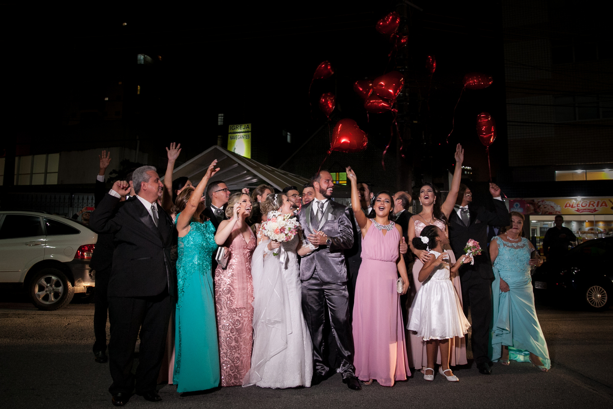 noivos comemoram o casamento na saida da igreja