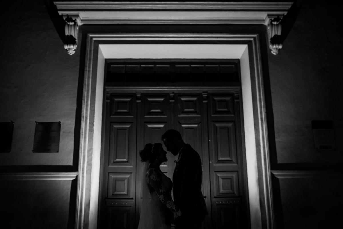 noivos em frente a Secretaria de turismo de Santos, imagem em preto e branco so da silhueta