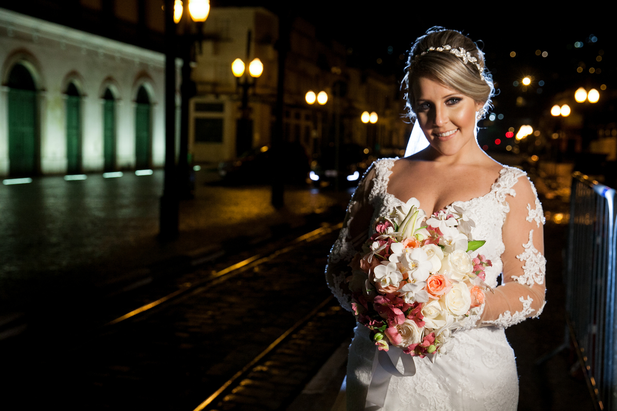 imagem da noiva segurando o buque em frente ao museu pele em santos, sao paulo, sp