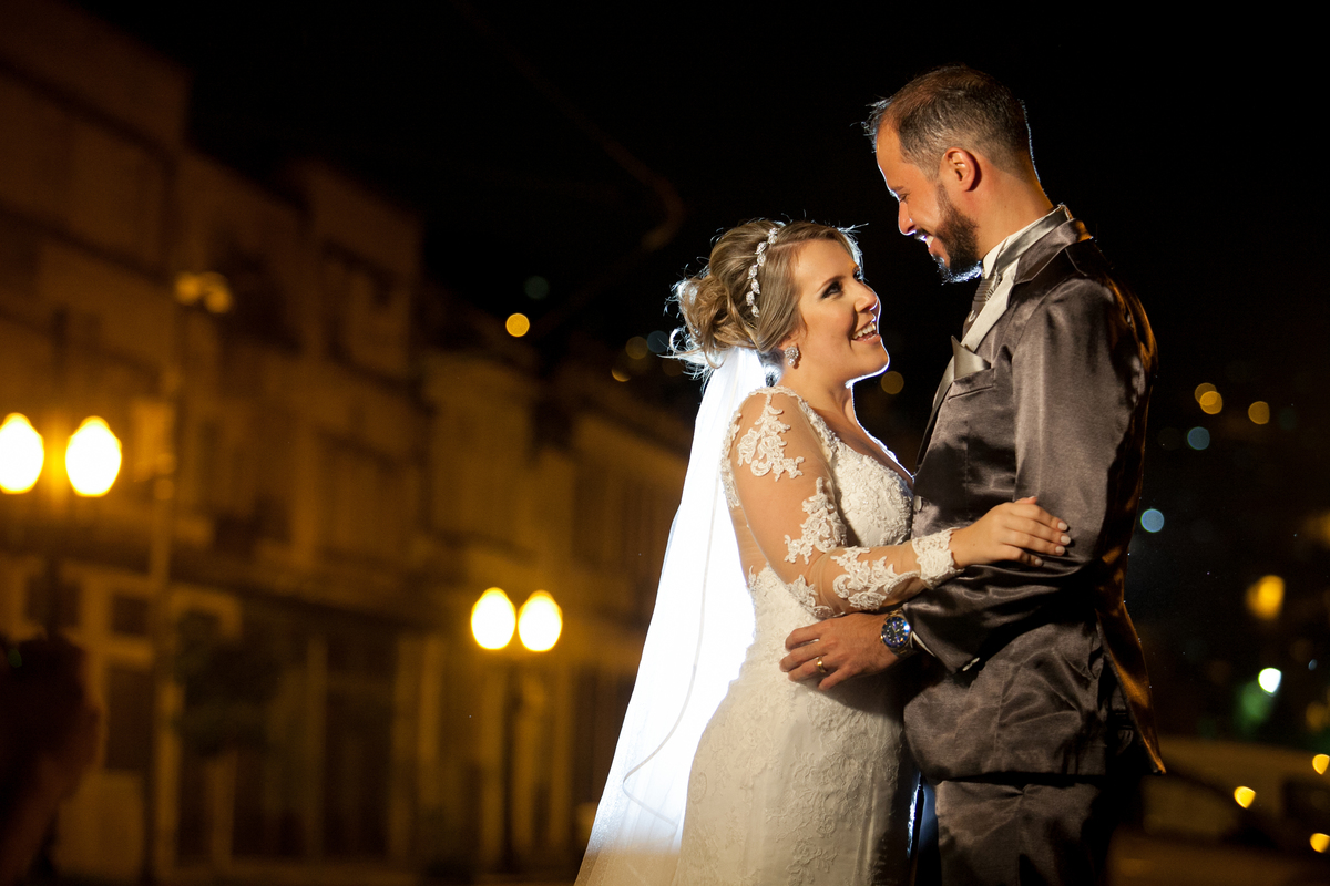 noivos em frente ao Museu Pele em Santos, Sao Paulo, SP apos casamento em Santos