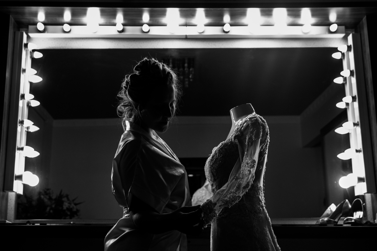 silhueta da noiva e seu vestido no dia do casamento