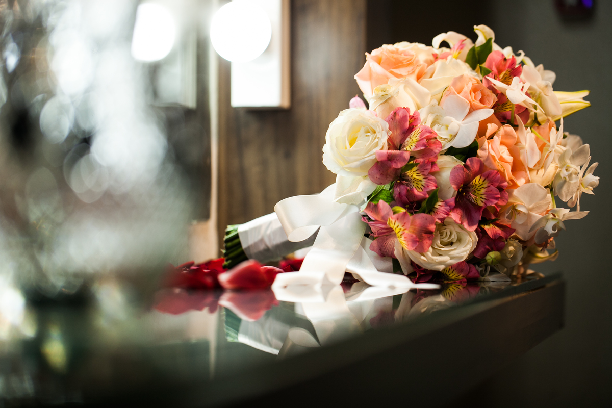 buque na noiva no making of, flores alaranjadas e lindas 