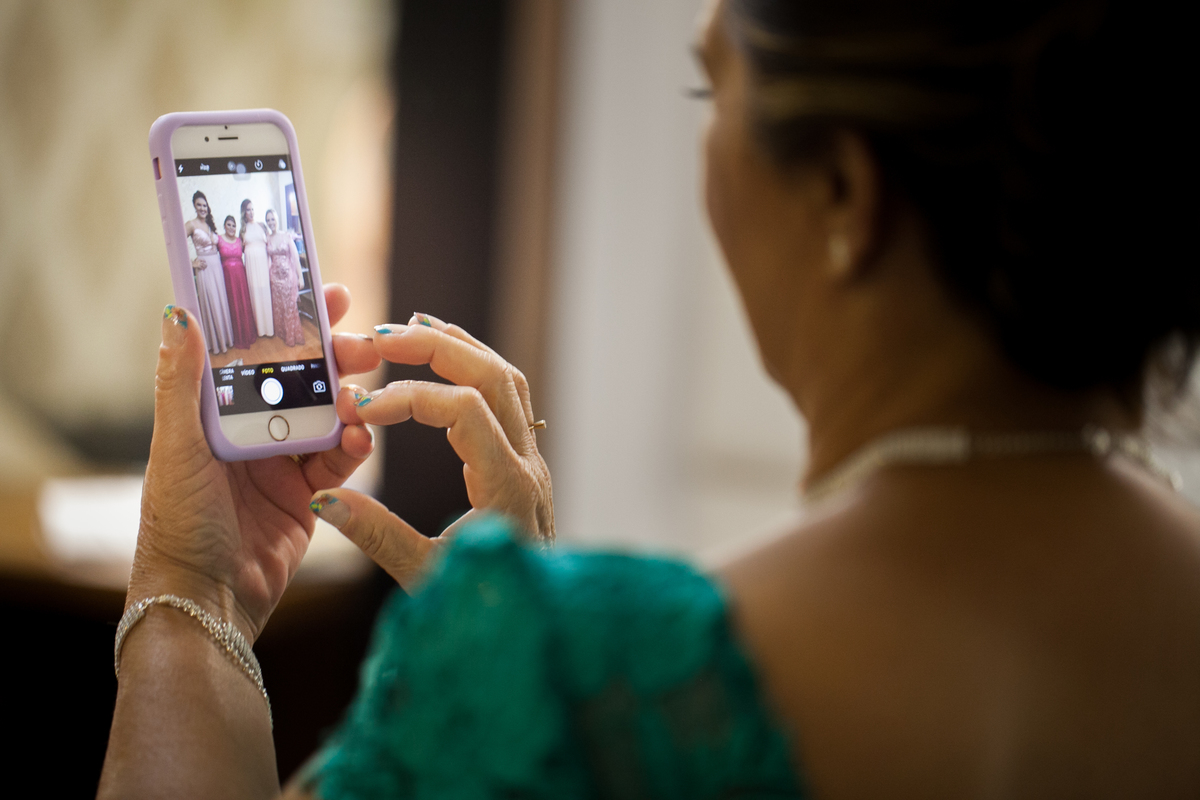 tia da noiva tirando fotos das madrinhas da noiva no making of