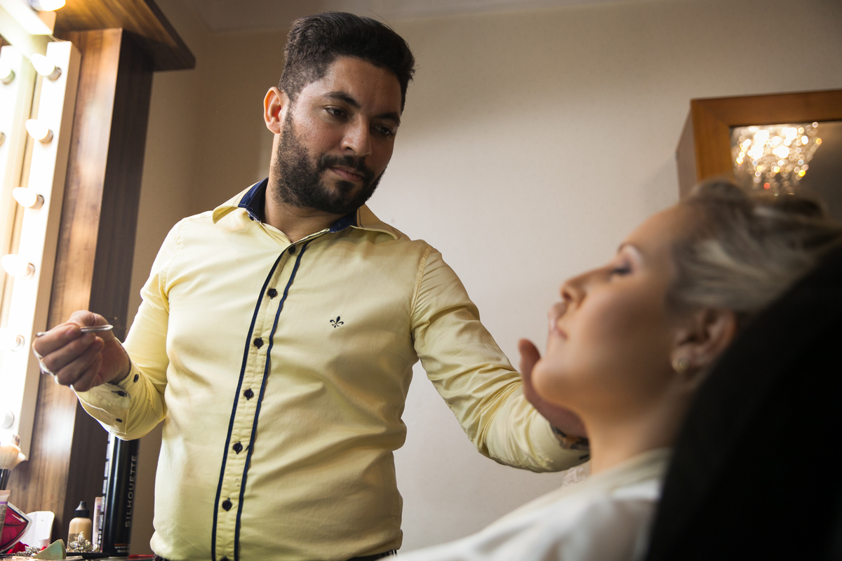 Yan Rodrigues Maquiando a noiva no dia do casamento