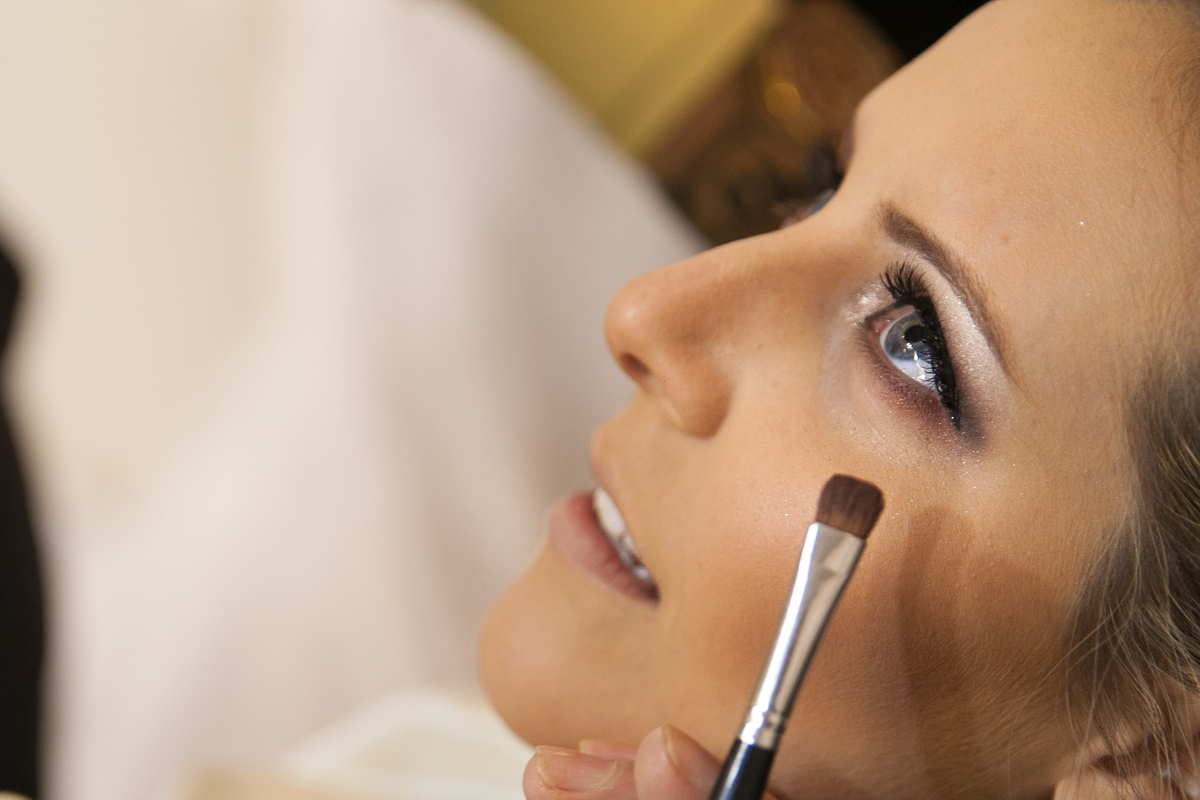 Pincel do maqueador Yan Rodrigues, maqueando a noiva Marina