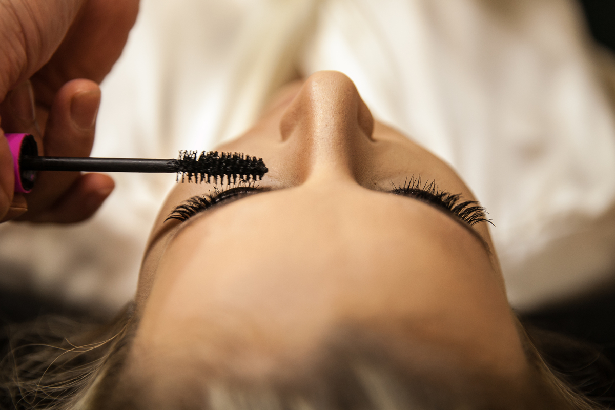 Rimel visão de cima da maquiagem da noiva Marina no Salão Yan Rodrigues em Santos, São Paulo - SP