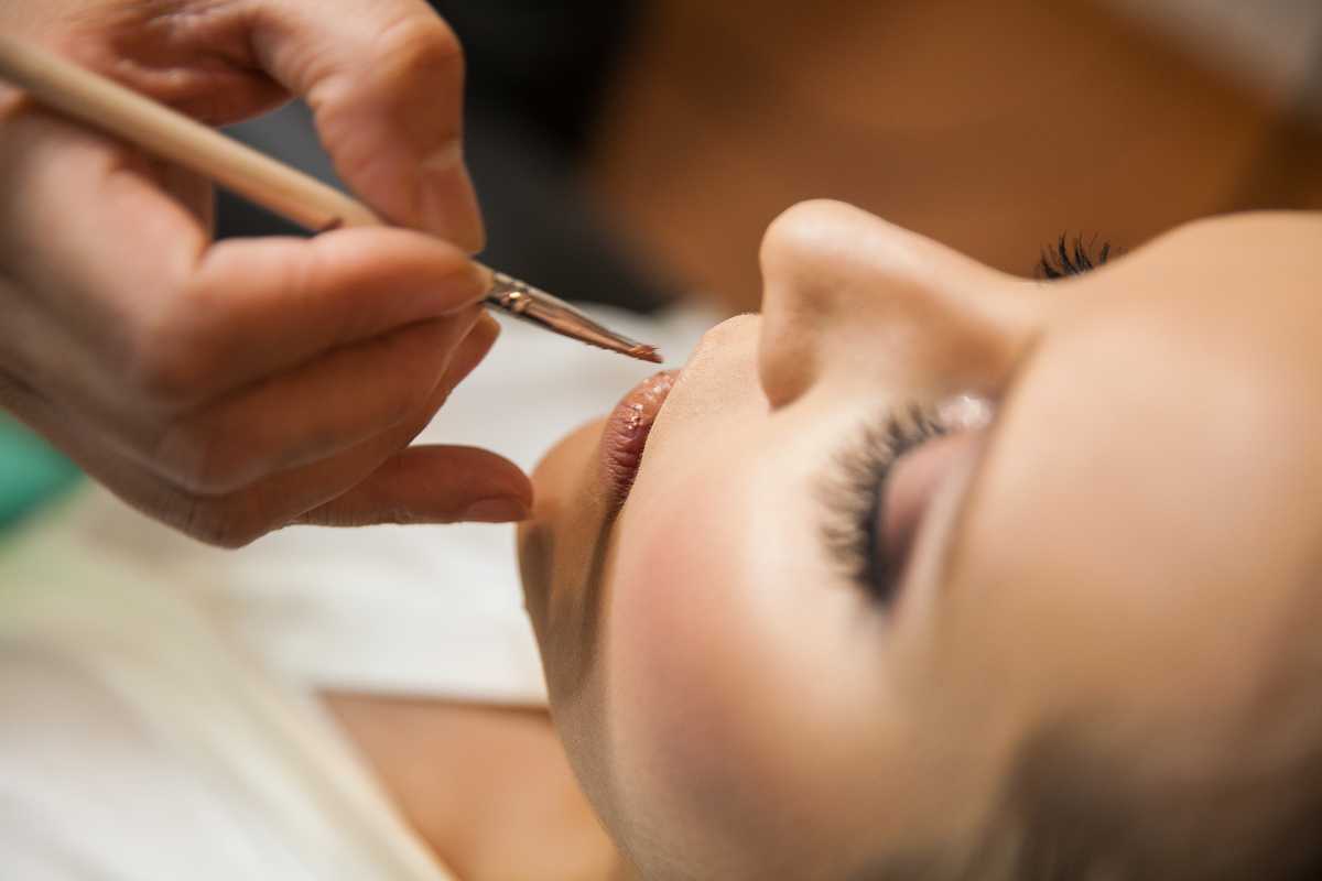 batom da noiva, delineando o batom no salão Yan Rodrigues