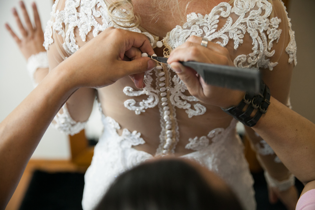 fechando o vestido da noiva Marina no seu making of
