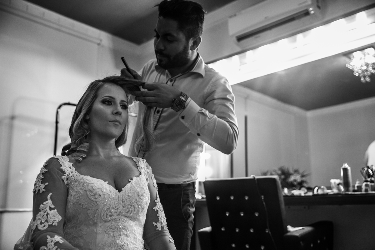 Noiva finalizando o cabelo no salão Yan Rodrigues em Santos, São Paulo - SP