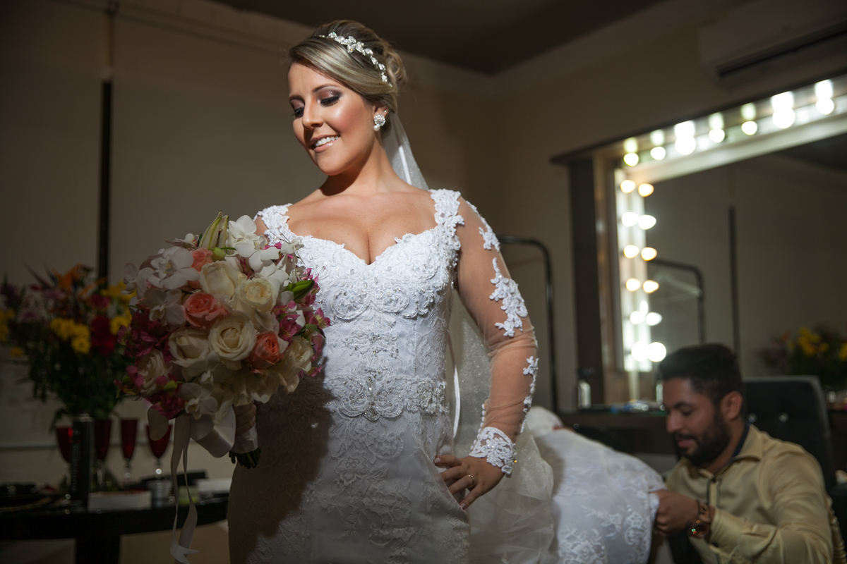 Noiva Marina arrumando seu vestido de noiva com maqueador Yan Rodrigues