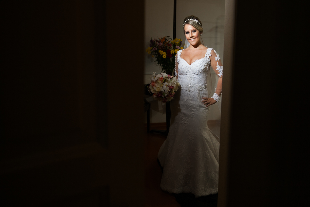 fresta da porta mostrando a noiva pronta no making of