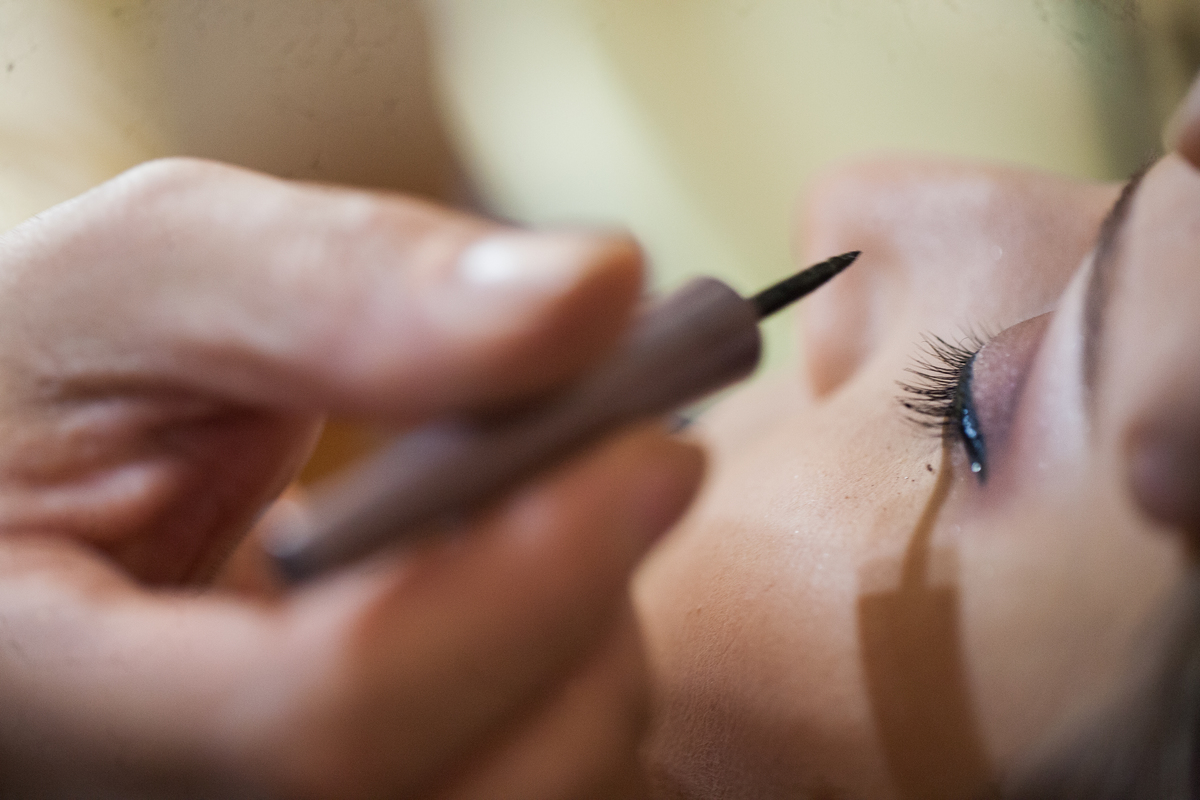 delineando os olhos da noiva no making of, dia da noiva