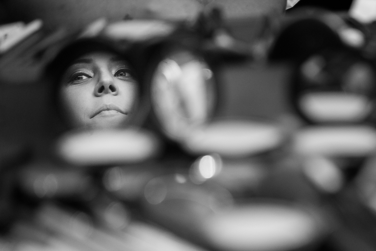 reflexo do olhar da noiva no dia da noiva no salão Yan Rodrigues