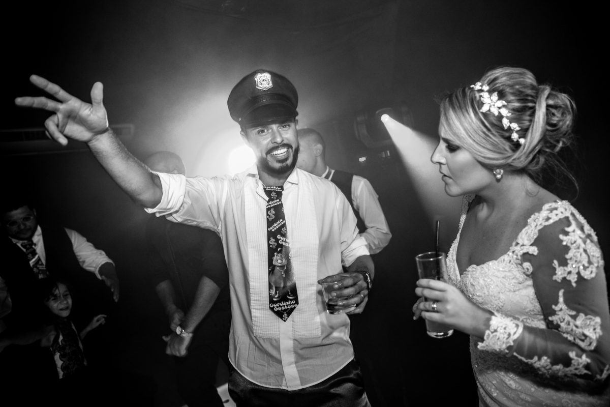 Noivo e Noiva comemorando na pista de danca, dia inesquecivel do casamento no buffet Orion em Santos - SP