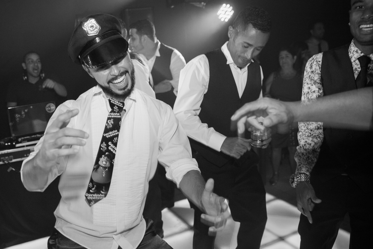 noivo dancando muito no casamento, se divertiu com seus convidados no fundo