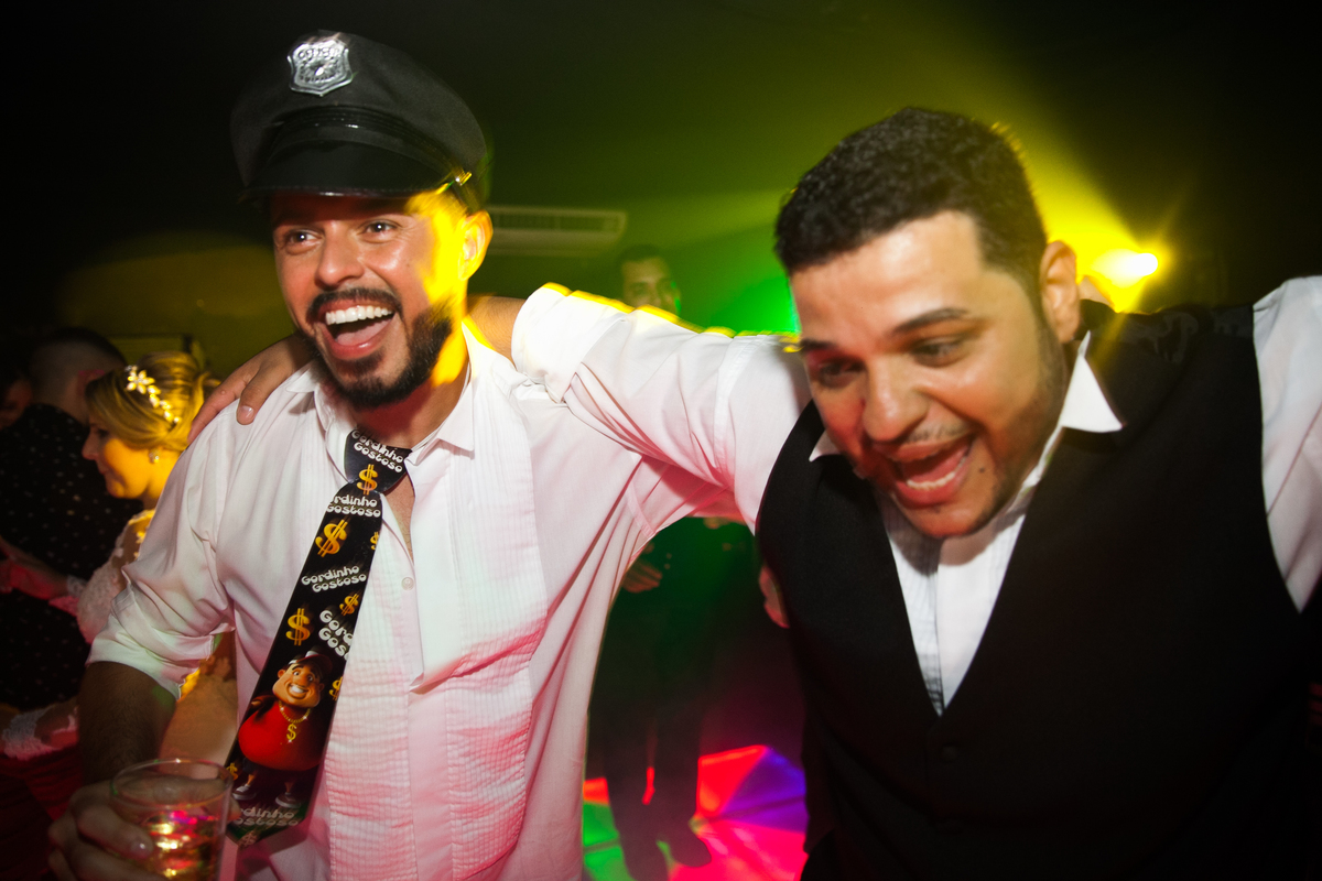 foto do noivo caracterizado curtindo e dancando com seu padrinho de casamento