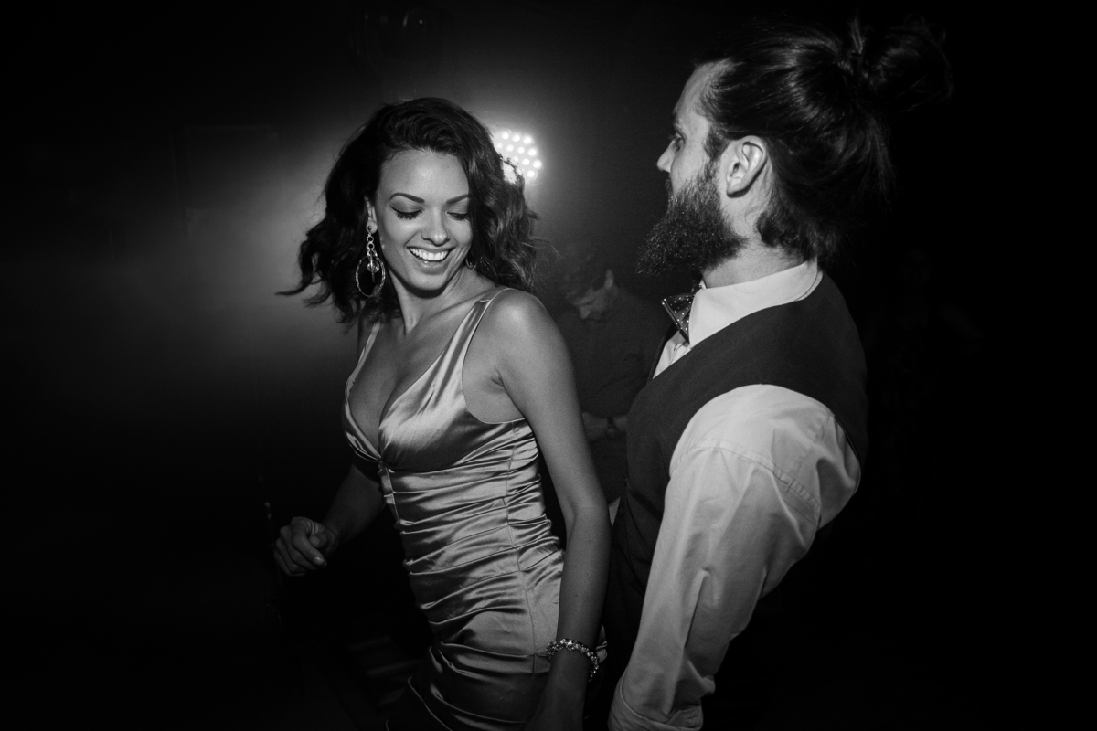 foto preto e branco de casal dancando na festa de casamento