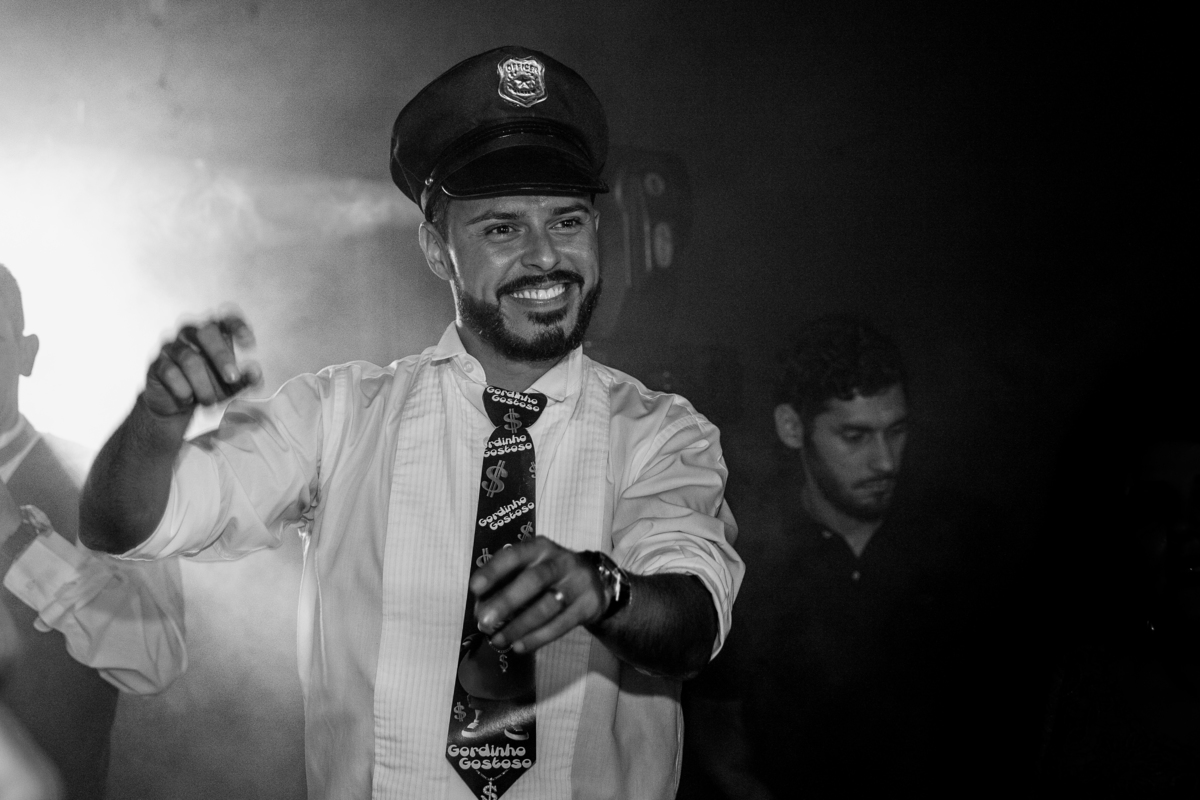 noivo dancando na pista ao som do dj Impacto do Som