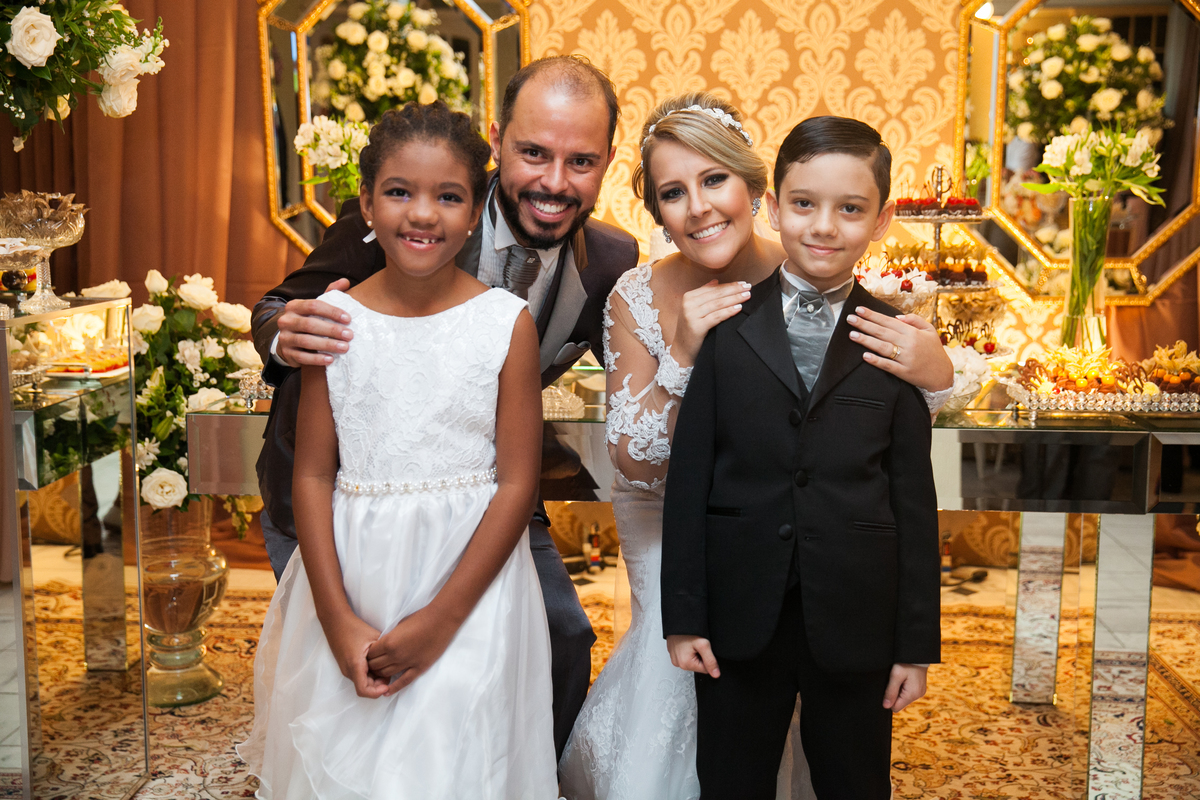 foto dos noivos com a daminha e pagem no buffet Orion em Santos, Sao Paulo - SP