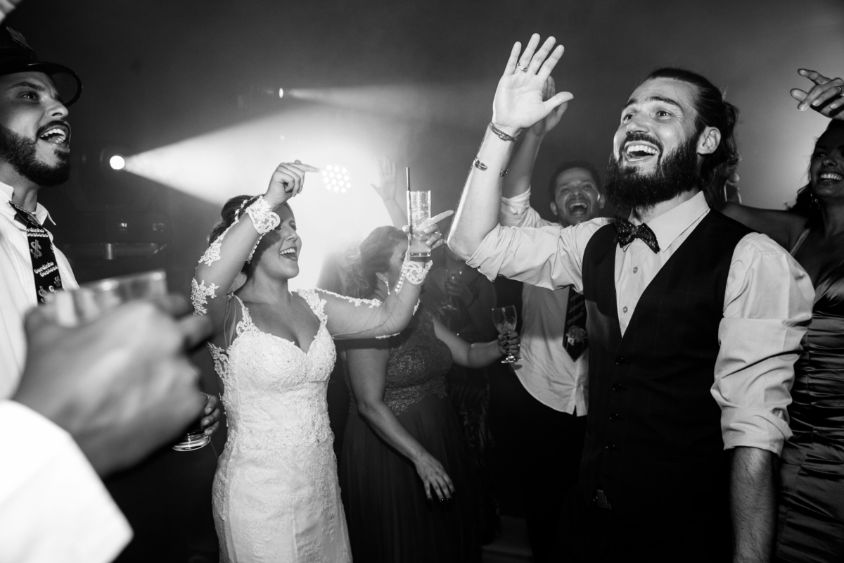 noiva e convidado da noiva curtindo a festa de casamento no Buffet Orion em Santos
