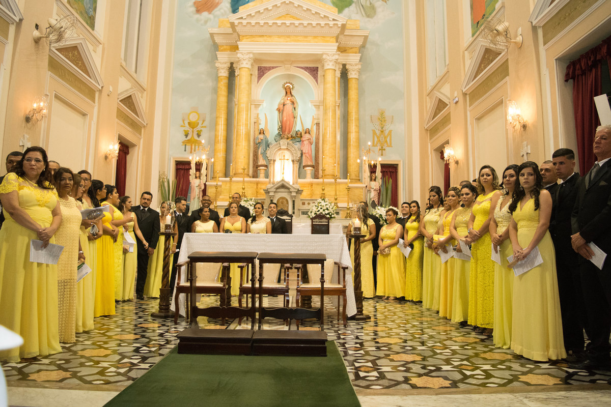 madrinhas no altar aguardando a noiva entrar, madrinhas com vestidos iguais amarelos, igreja coracao de maria em santos