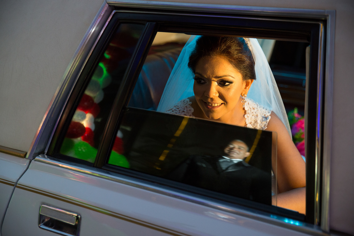 noiva dentro do carro e imagem refletida do pai, noiva ansiosa para entrar na igreja