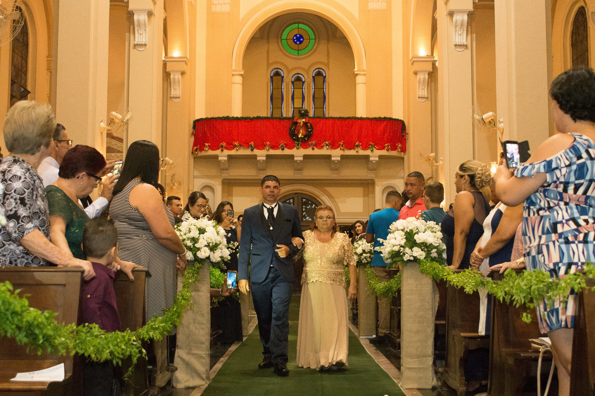 entrada do noivo com sua mae no corredor da igreja