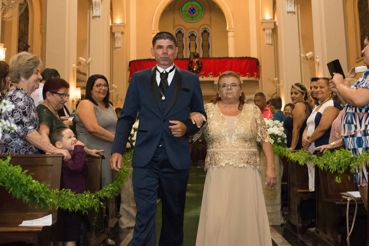 noivo entrando pelo corredor da igreja 