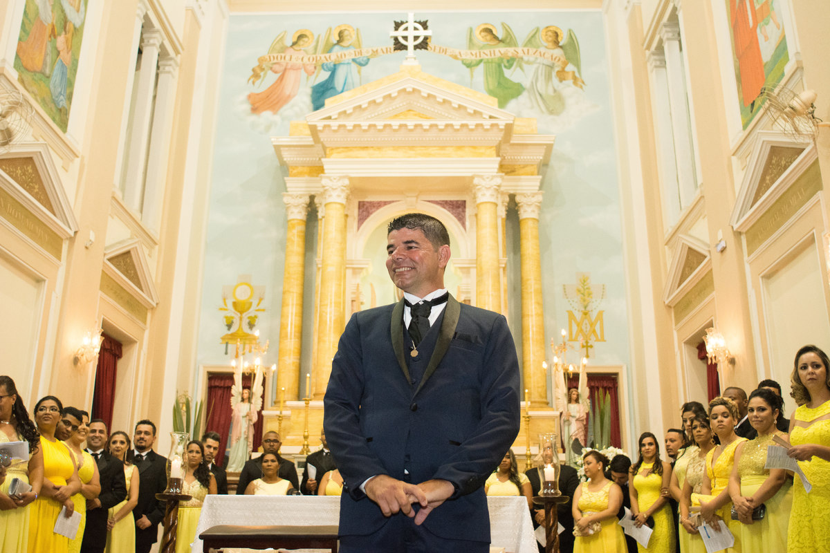 noivo ansioso pela entrada da noiva, ja no altar esperando