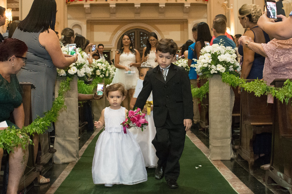 daminha e pagem entrando no casamento da Carla Alves e Eduardo