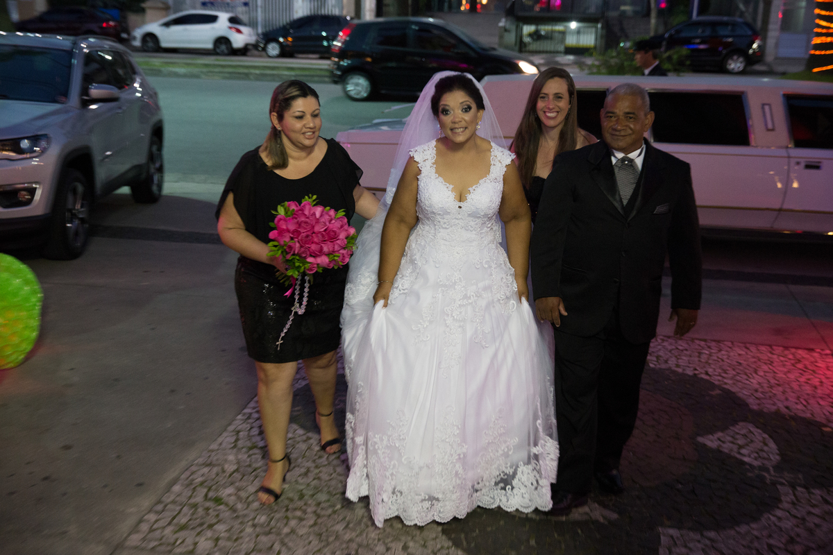 Assessora Simone da Infinit e Cinthia da Ornellas Assessoria ajudando a noiva a entrar na igreja