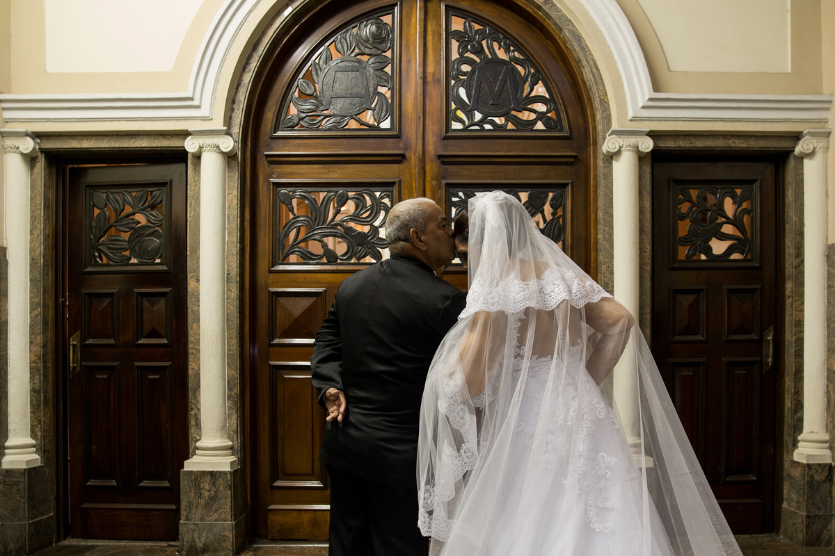 momento de carinho do pai da noiva antes da entrada, beijo na testa