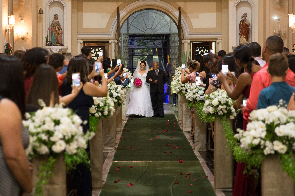 noiva no corredor da igreja entrando, momento unico para uma noiva