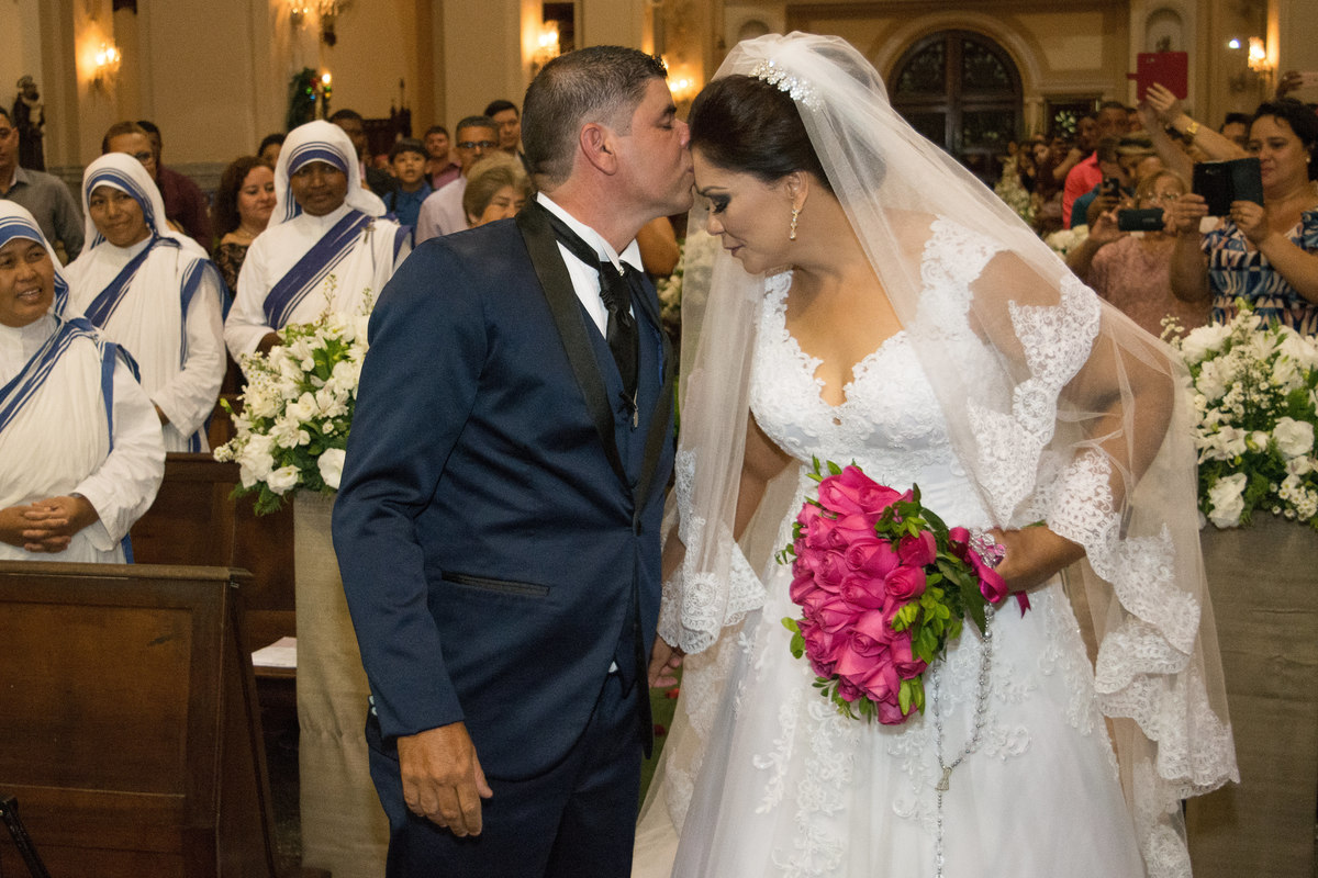 noivo recebe noiva com um beijo na testa