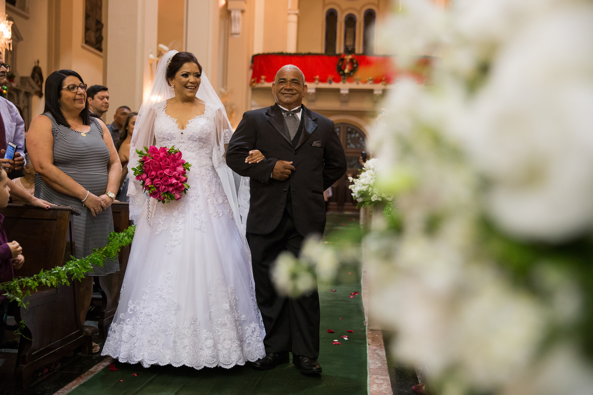 noiva carismatica olhando para os lados e vendo os convidados