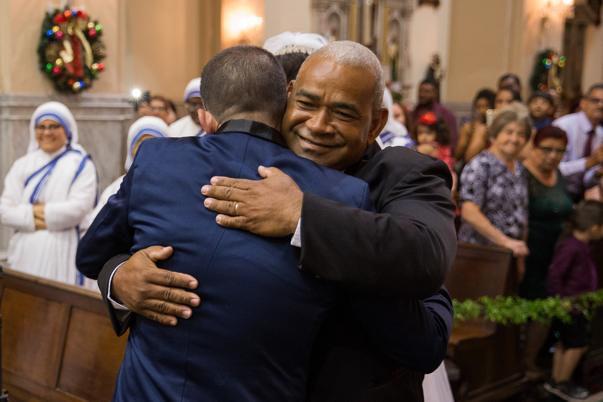 pai da noiva entrega para o noivo a noiva para subir ao altar